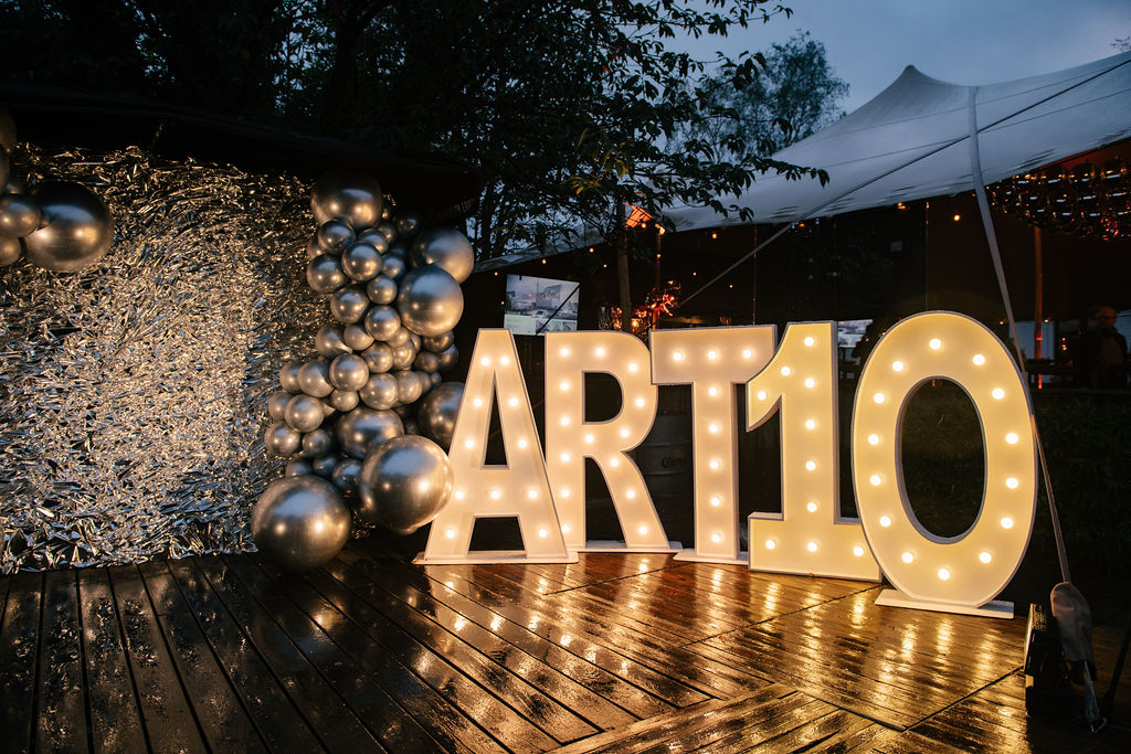 Logo d'Artone en lettres lumineuses géantes lors de la soirée des 10 ans